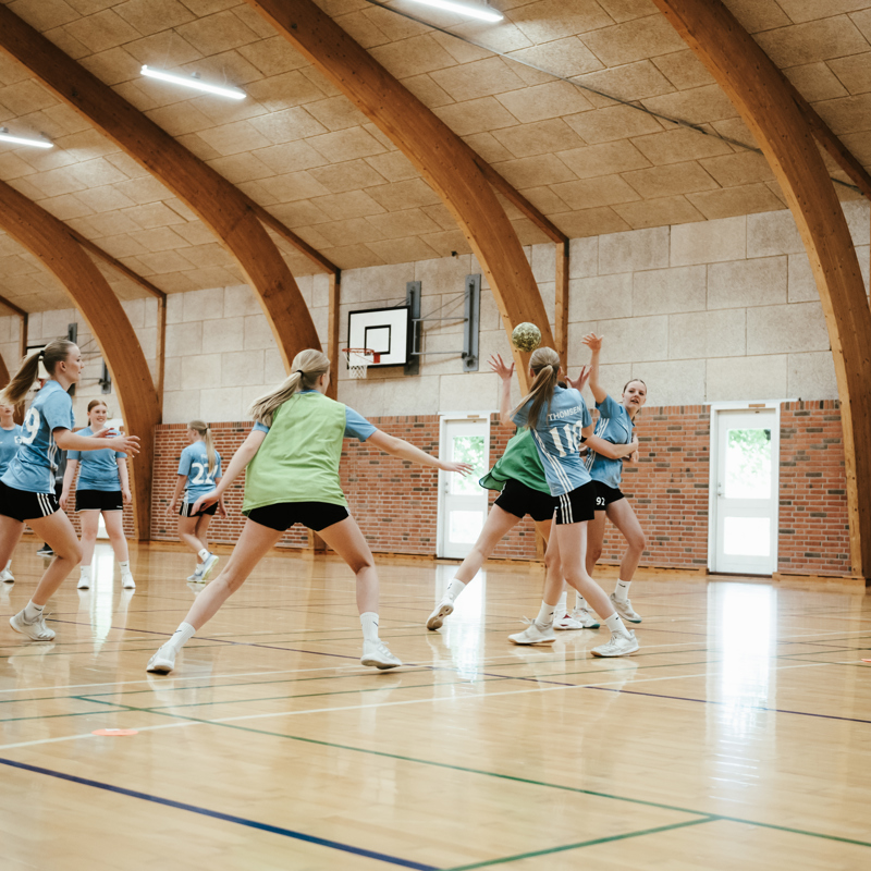 Efterskoleelever spiller håndboldkamp i hal på Gudenaadalens efterskole. 