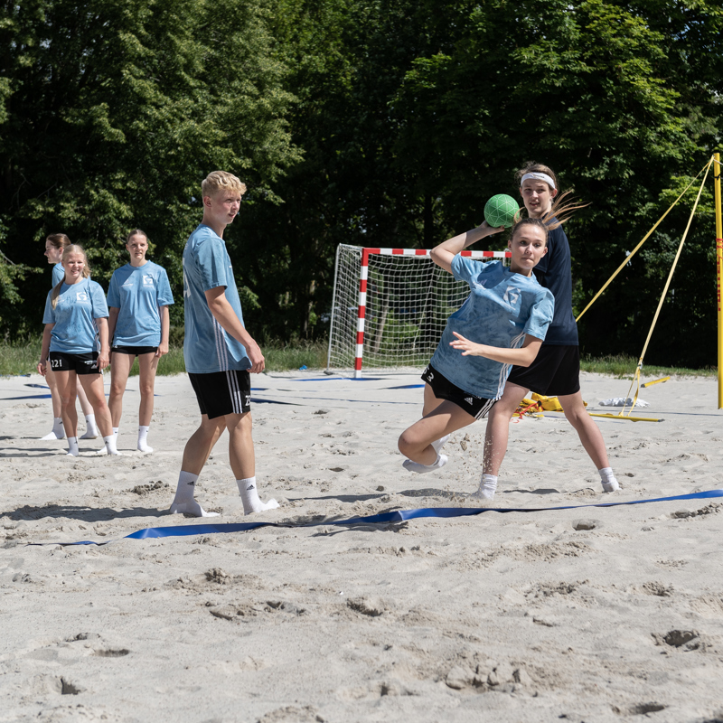 Strandhåndbold på Gudenaadalens efterskole, med fokus på aktivitet, sundhed og fællesskab. 