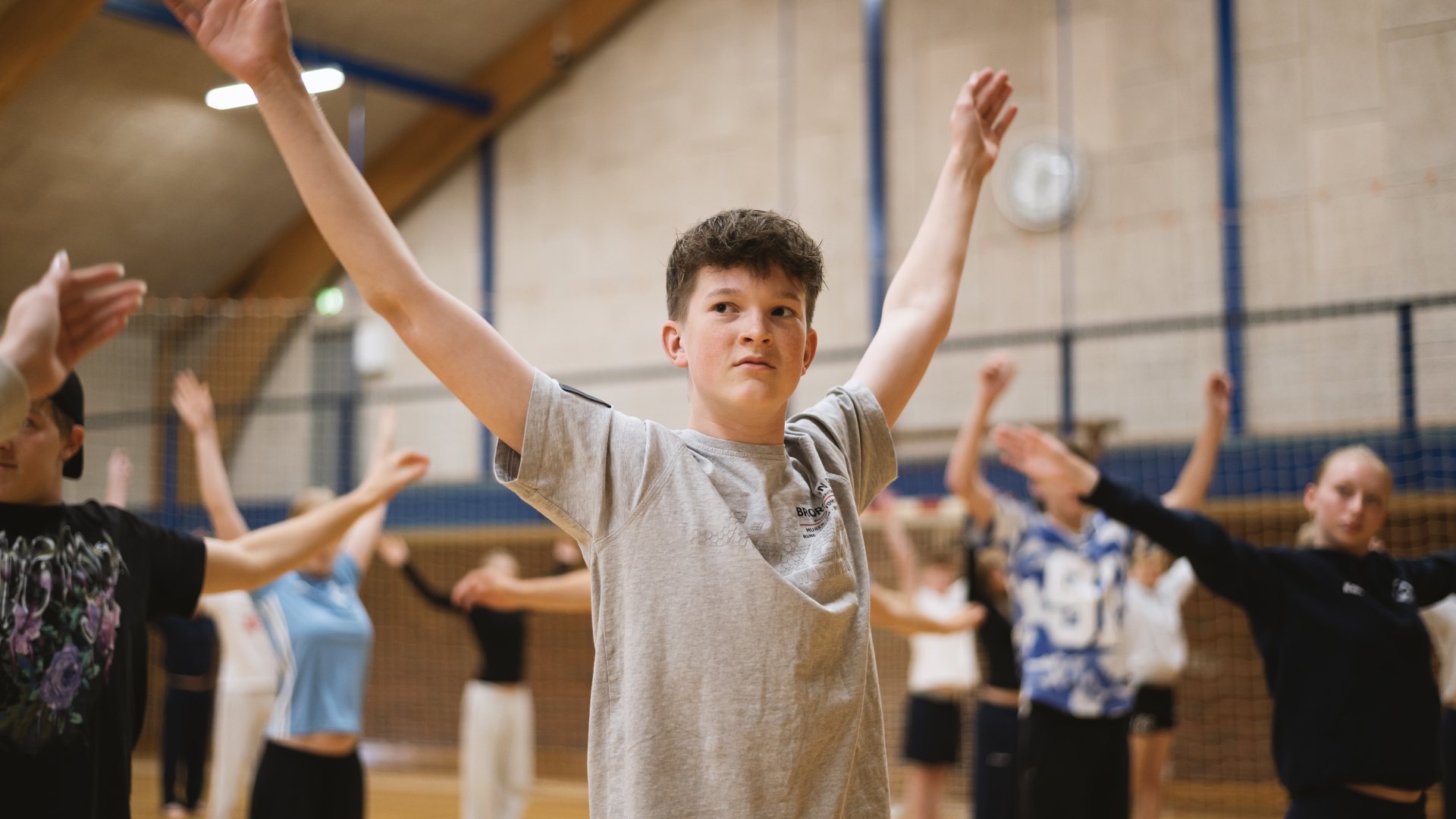 Efterskoleelever dyrker gymnastik