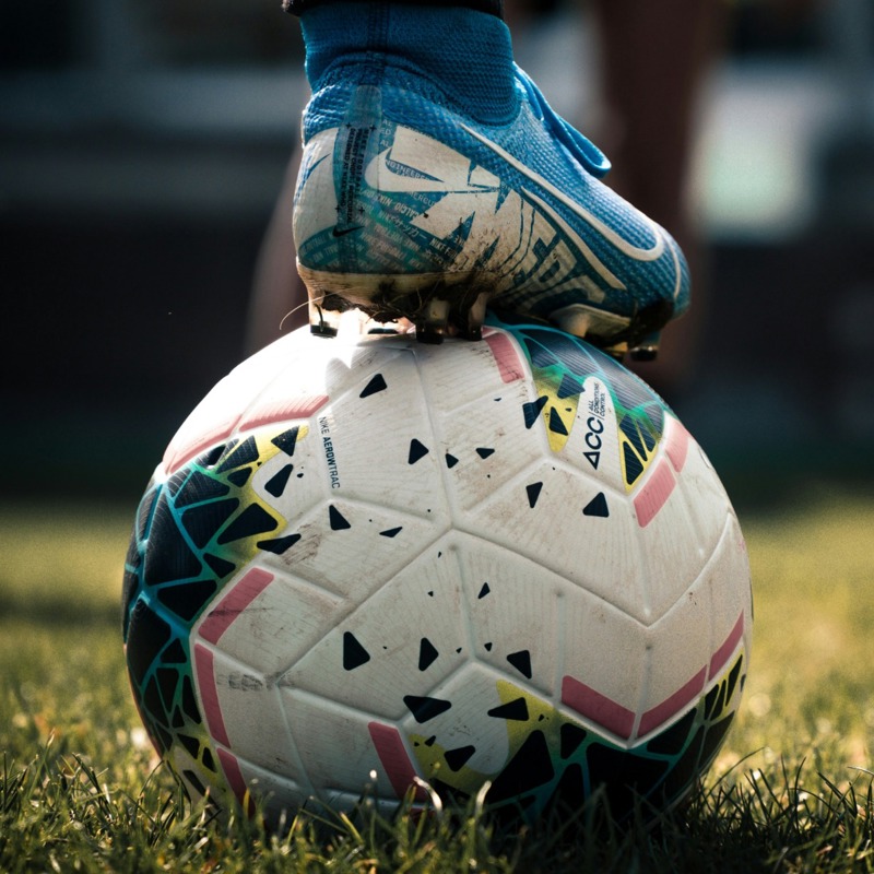 Fodboldstøvle på fodbold, Gudenådalens efterskole. 