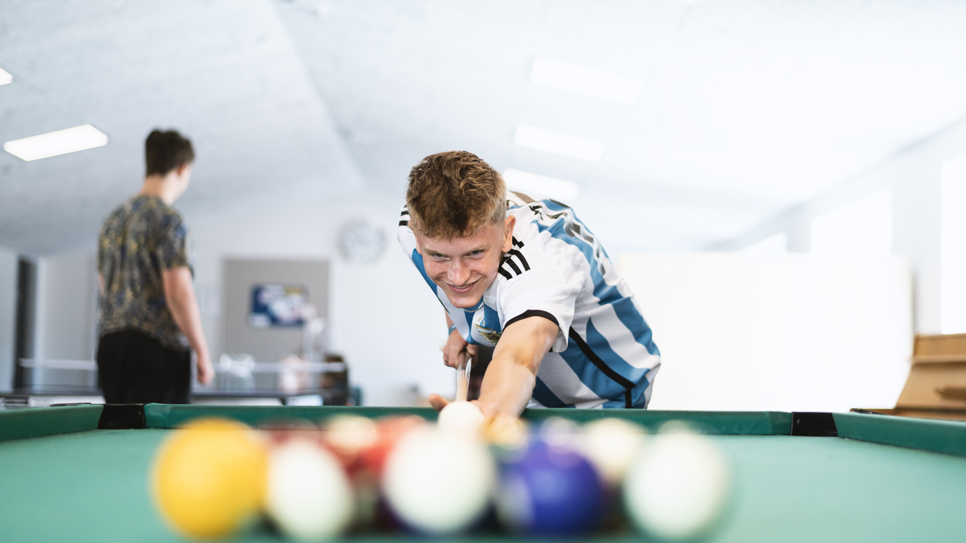 Elev på efterskole spiller pool
