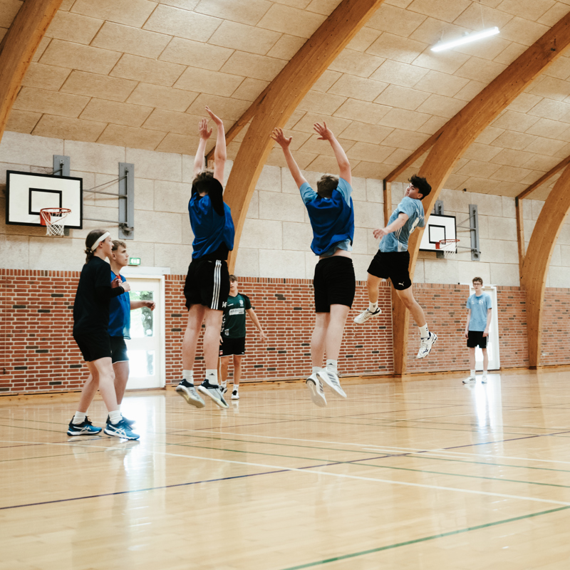 Efterskoleelever spiller håndbold i hal på Gudenaadalens efterskole. 