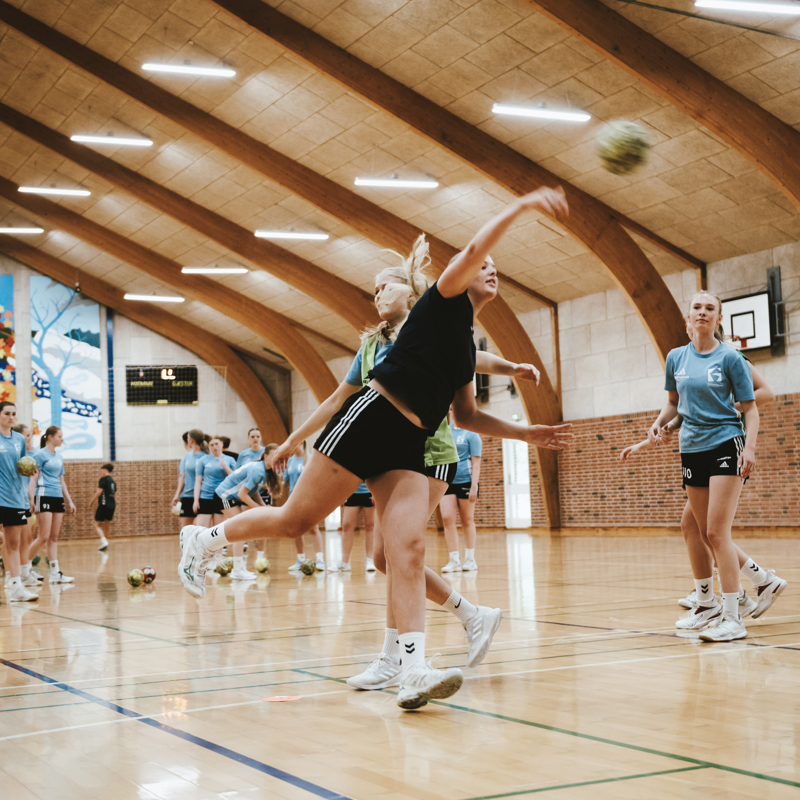 Efterskoleelever spiller håndboldkamp i hal på Gudenaadalens efterskole. 