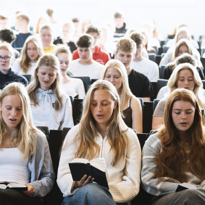 Fællessang på Gudenaadalens efterskole. 