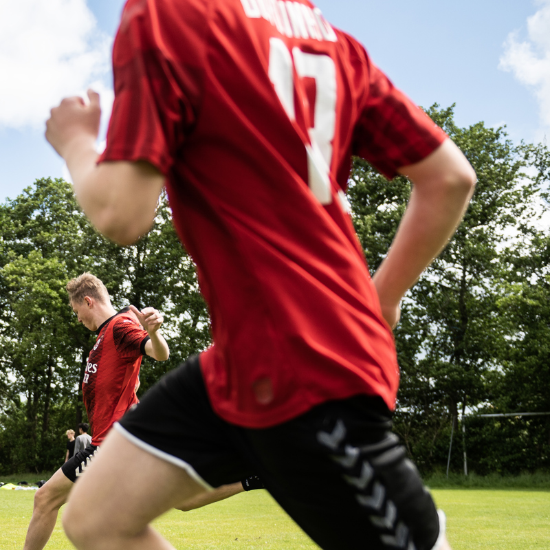 Elever på Gudenaadalens efterskole spiller fodbold. 