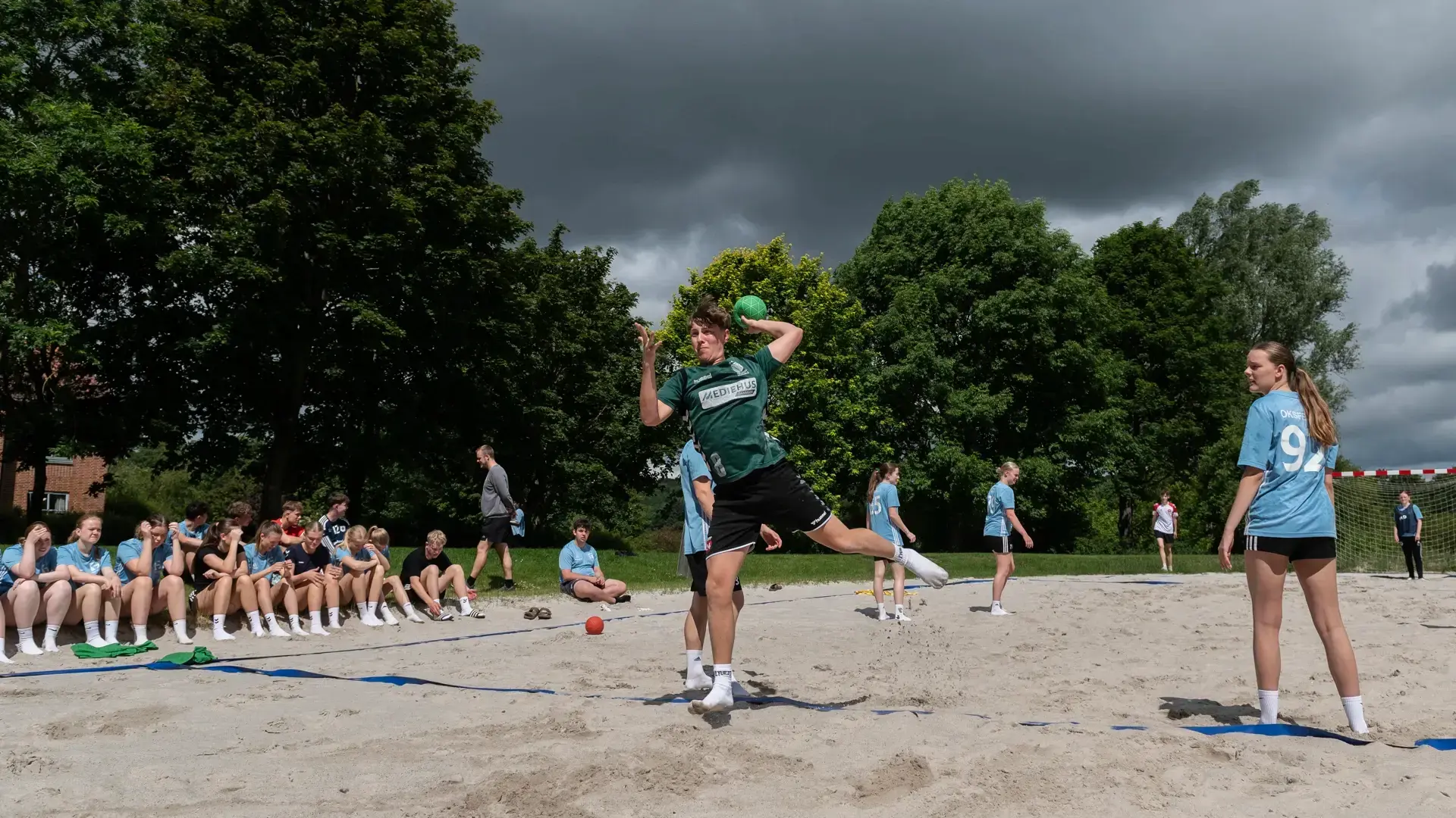 Strandhåndbold på Gudenaadalens efterskole, med fokus på aktivitet, sundhed og fællesskab. 
