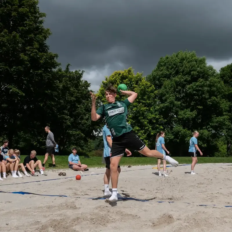 Strandhåndbold på Gudenaadalens efterskole, med fokus på aktivitet, sundhed og fællesskab. 