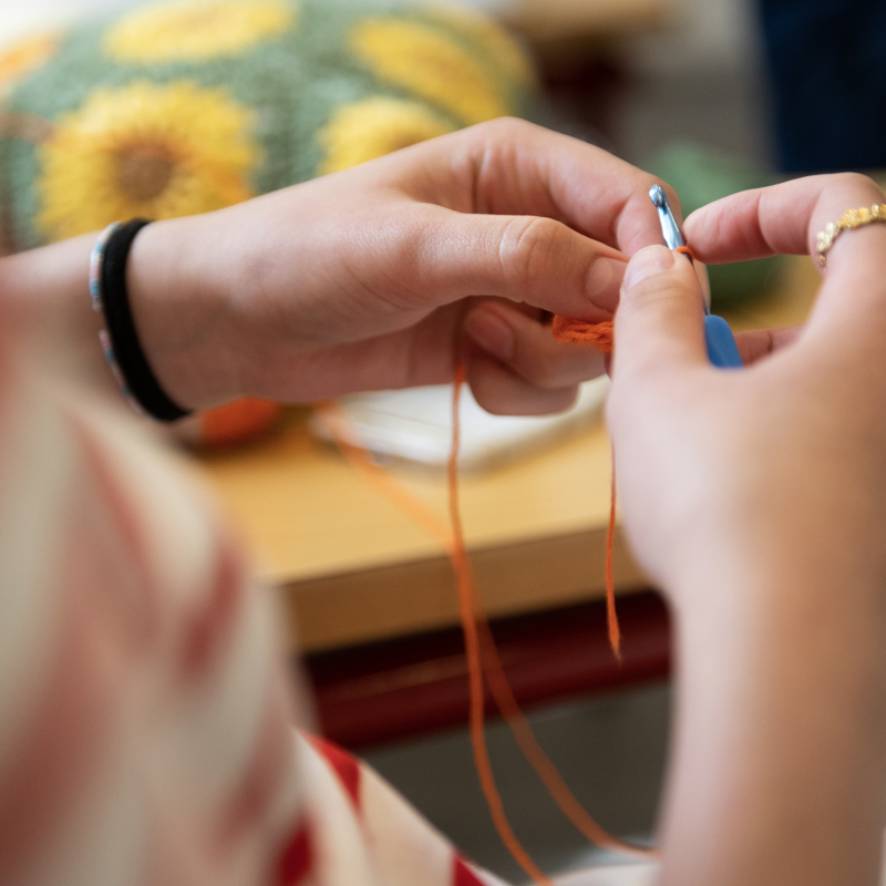 Fritidshygge på Gudenaadalens efterskole, med fokus på kreativitet, sammenhold, trivsel og venskaber. 