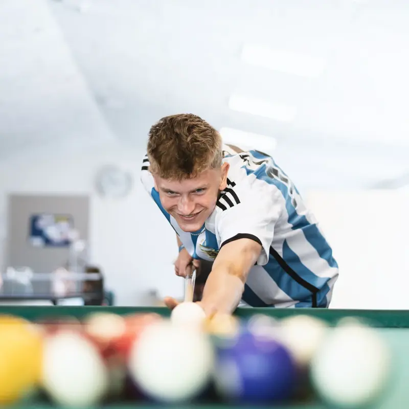 Elever på Gudenaadalens efterskole hygger i fritiden med Pool. 