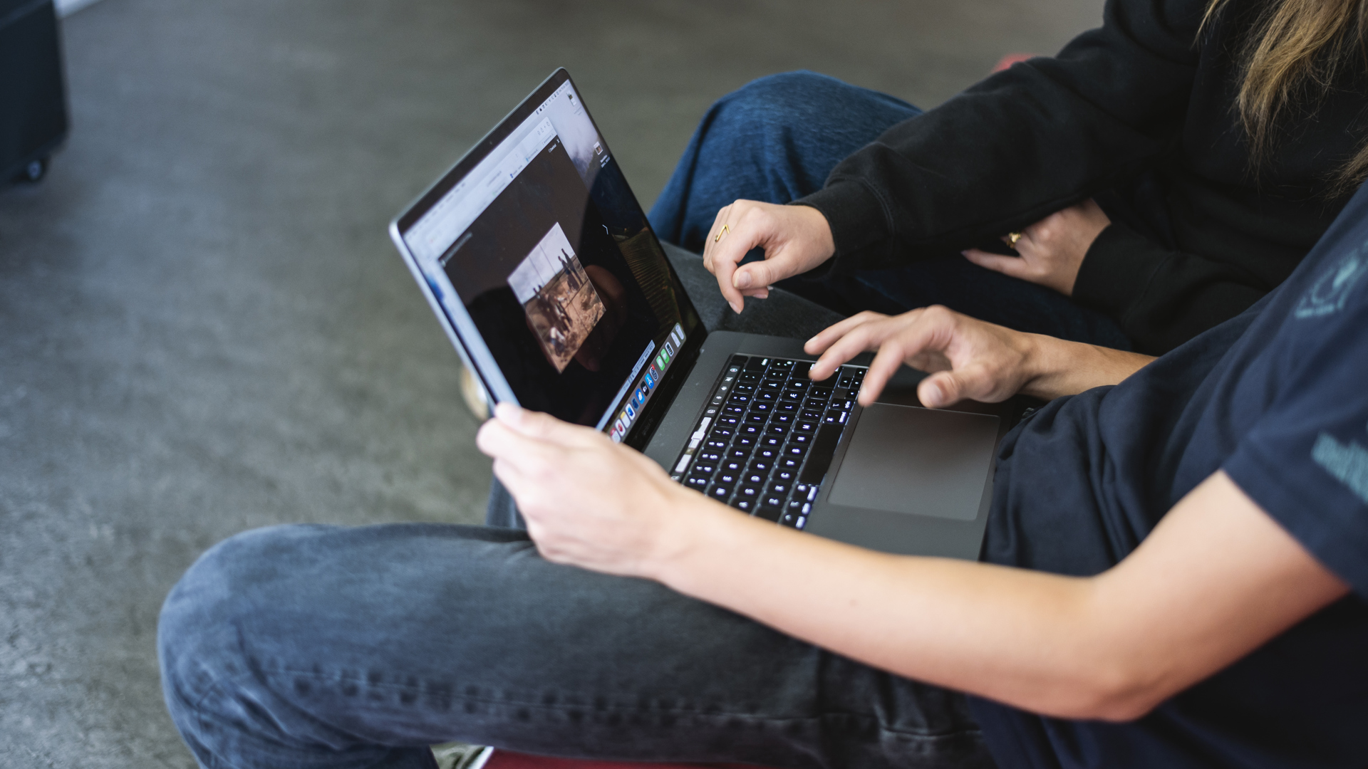 Elever fra Gudenaadalens Efterskole arbejder sammen om en opgave på en bærbar computer.