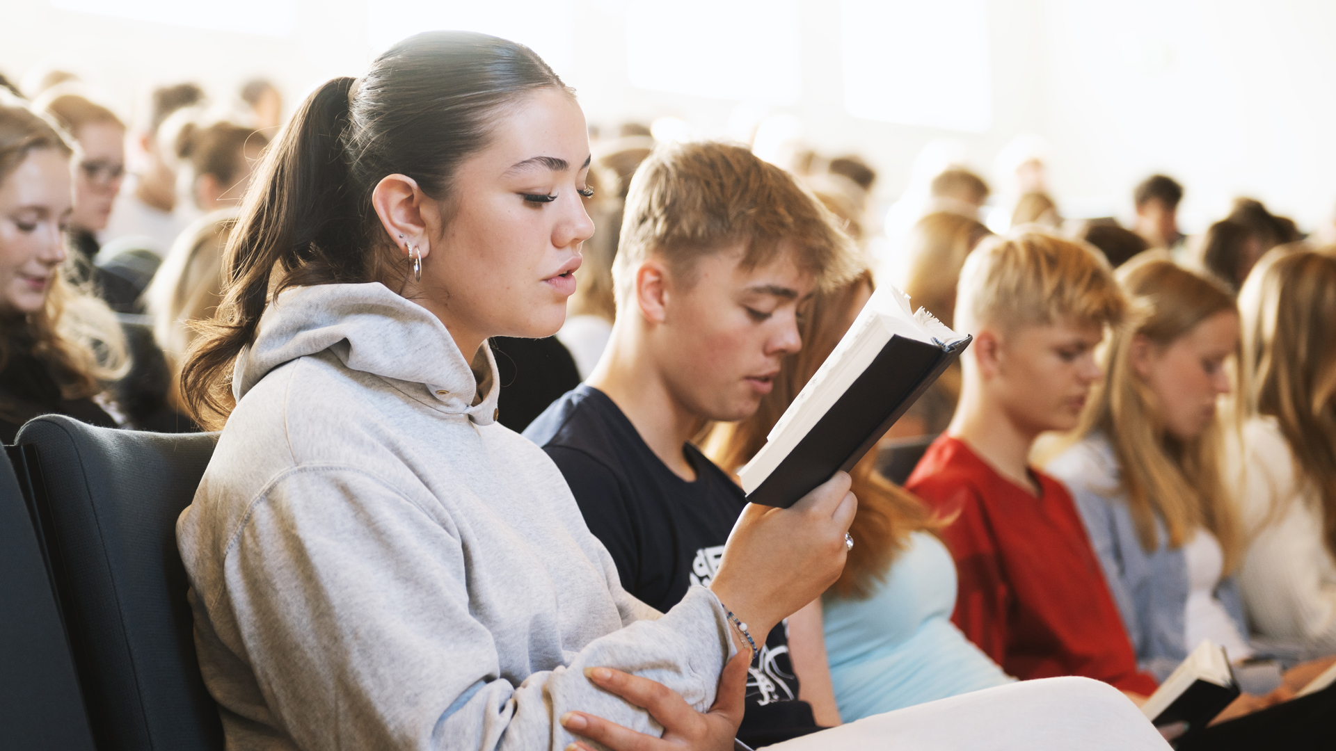 Fællessang på Gudenaadalens efterskole. 