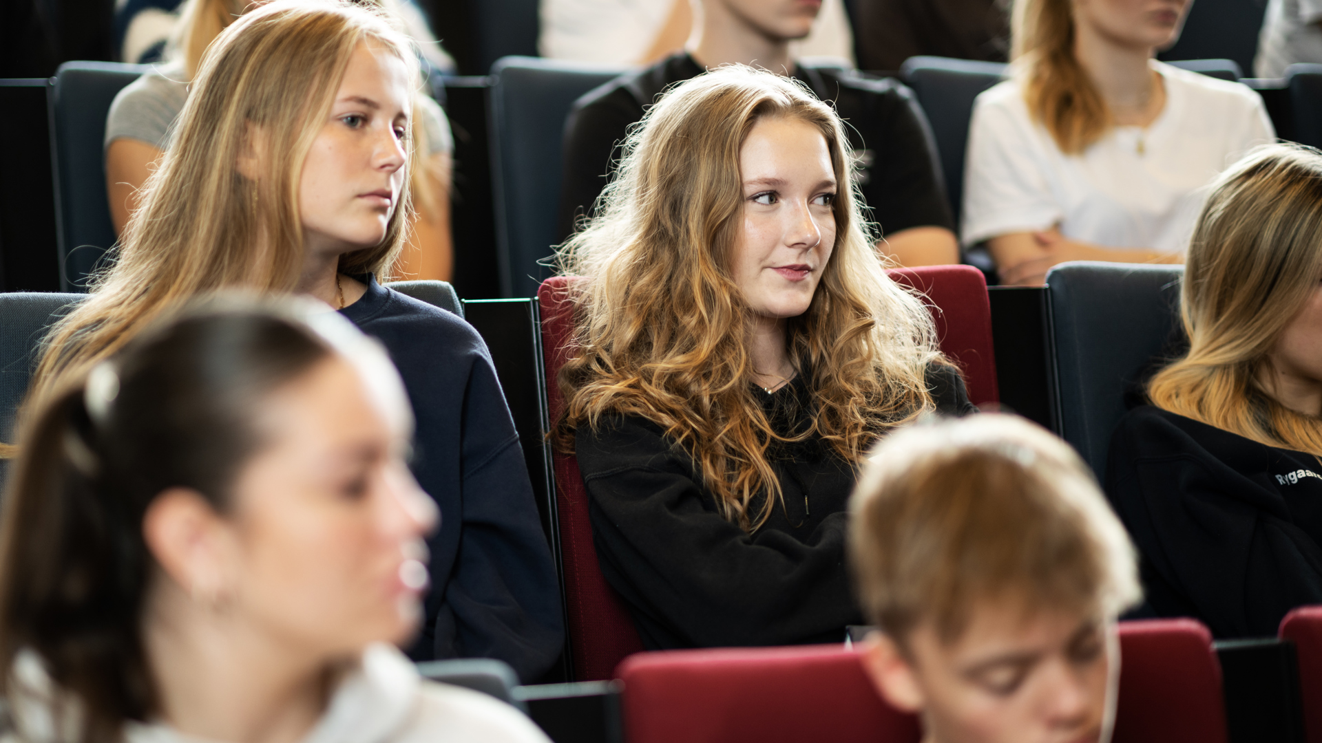Gudenådalens efterskolelever lytter opmærksomt