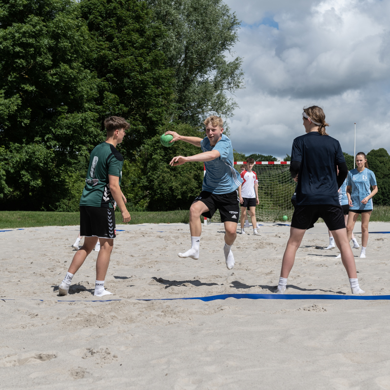 Strandhåndbold på Gudenaadalens efterskole, med fokus på aktivitet, sundhed og fællesskab. 