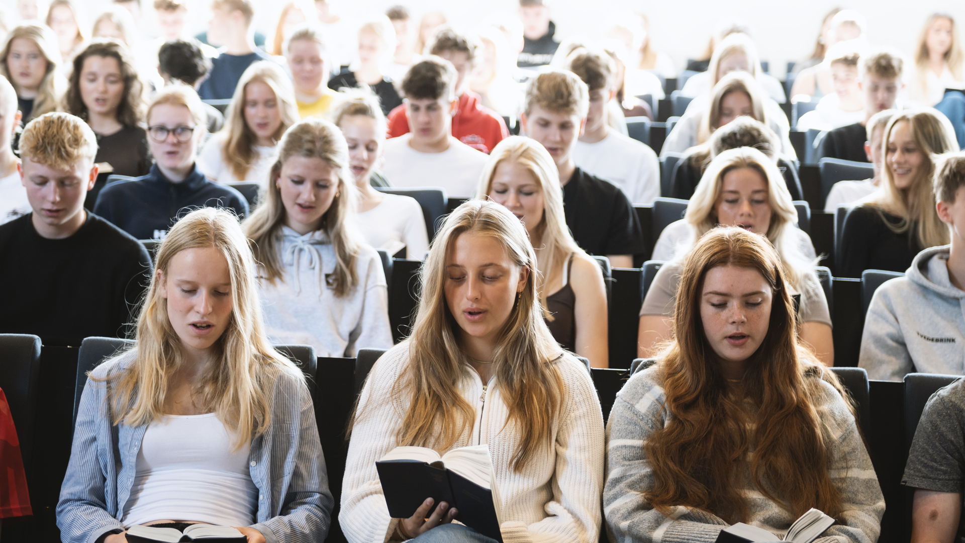 Gruppe af efterskoleelever synger sammen på Gudenådalens efterskole. 