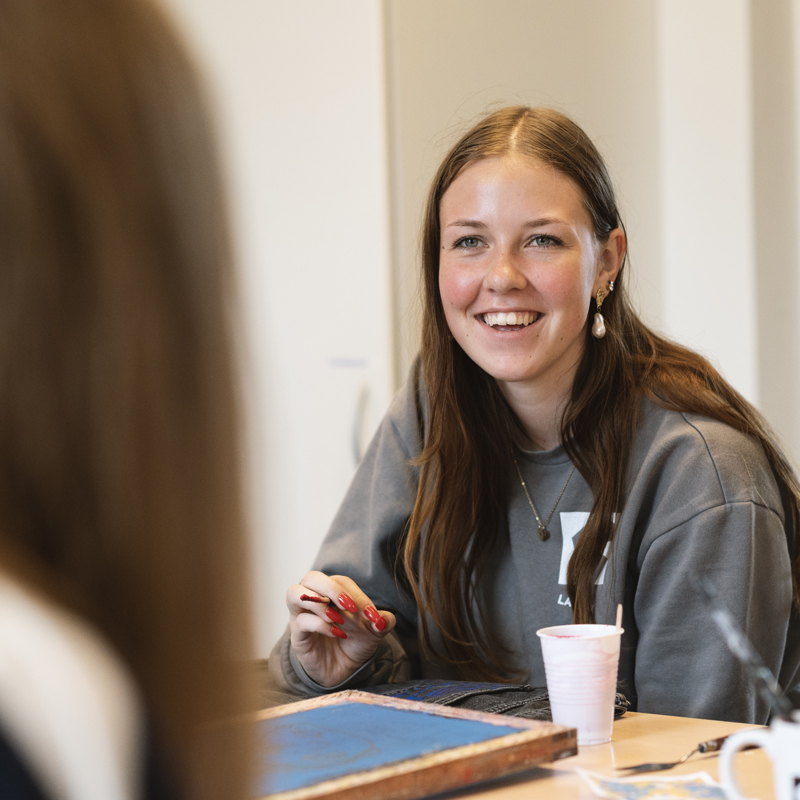 Fokus på kreativ udfoldelse på Gudenaadalens efterskole. 