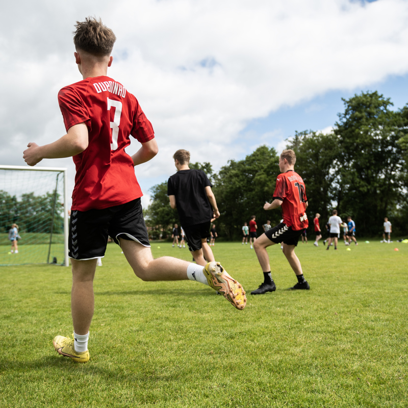 Mandlige Gudenaadalens efterskoleelever på fodboldban. 