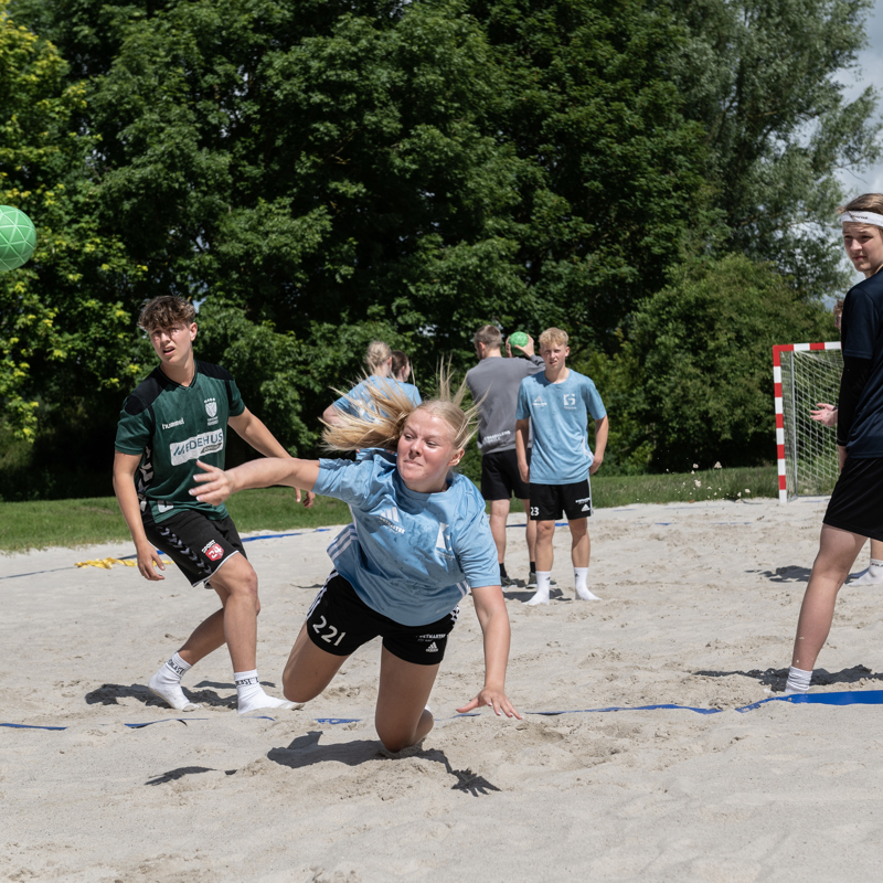 Strandhåndbold på Gudenaadalens efterskole, med fokus på aktivitet, sundhed og fællesskab. 